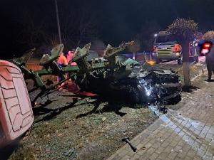 Dezastru cu un mort, pe un drum din Suceava. Un tractor cu plug s-a ciocnit cu un Mercedes, la Arbore