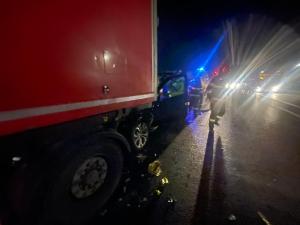 Şofer mort în Breaza, după ce a intrat cu BMW-ul sub un TIR. Bărbatul a rămas blocat între fiare și nu a mai putut fi salvat de medici