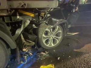 Şofer mort în Breaza, după ce a intrat cu BMW-ul sub un TIR. Bărbatul a rămas blocat între fiare și nu a mai putut fi salvat de medici