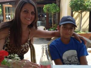"Din cauza scuterului, fiul meu este într-un sicriu". O mamă româncă și-a îngropat băiatul în Vinerea Mare, după un accident teribil în Italia