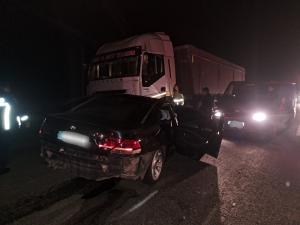 Un șofer de TIR a murit într-un accident cu un BMW, pe un drum din Constanța. Camionul s-a răsturnat după impact