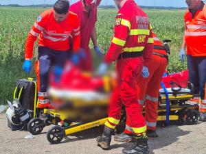 Doi bărbaţi şi-au pierdut viaţa într-un accident violent, pe un drum din judeţul Prahova. Un tânăr în stare gravă, preluat de un elicopter SMURD