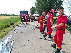 Doi bărbaţi şi-au pierdut viaţa într-un accident violent, pe un drum din judeţul Prahova. Un tânăr în stare gravă, preluat de un elicopter SMURD