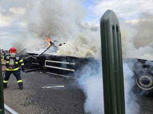Incendiu puternic pe Autostrada A10 Sebeş – Alba Iulia, după ce un camion a explodat în mers şi s-a oprit într-un parapet. Traficul a fost blocat aproape o oră