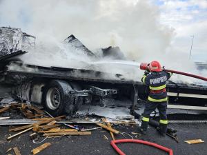Incendiu puternic pe Autostrada A10 Sebeş – Alba Iulia, după ce un camion a explodat în mers şi s-a oprit într-un parapet. Traficul a fost blocat aproape o oră