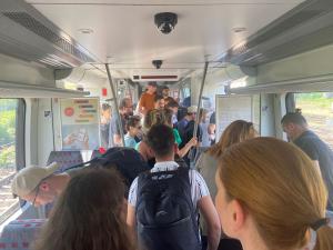 S-a stricat trenul care face legătura între Aeroportul Otopeni şi Gara de Nord. Călătorii s-au dat jos şi au luat-o cu bagajele printre şine
