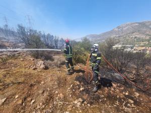 Prima misiune a pompierilor români în Grecia, în acest an. Focul e atât de puternic încât a fost nevoie şi de sprijinul elicopterelor