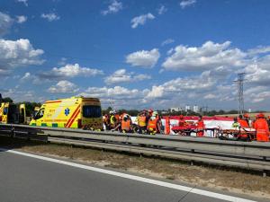 S-a dezlănțuit iadul pe o autostradă din Cehia. Un mort și peste 70 de răniți, după ce două autobuze s-au făcut praf pe șosea