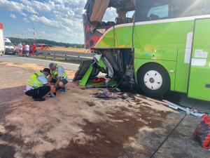 S-a dezlănțuit iadul pe o autostradă din Cehia. Un mort și peste 70 de răniți, după ce două autobuze s-au făcut praf pe șosea