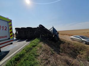 Camion încărcat cu ulei, răsturnat pe DN 2A în Constanţa. Şoferul a refuzat transportul la spital. Circulaţia, alternativă pe un fir