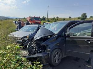 O femeie şi un copil de 6 ani, răniţi într-un accident teribil în Cluj. O maşină, un microbuz şi un camion s-au lovit în lanţ