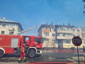 Acoperişul unui bloc din Focşani, făcut scrum după ce flăcările s-au extins de la o anexă. Doi locatari au avut nevoie de îngrijiri