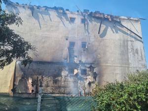 Acoperişul unui bloc din Focşani, făcut scrum după ce flăcările s-au extins de la o anexă. Doi locatari au avut nevoie de îngrijiri