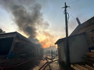 Incendiu în Mureş, la un depozit de carburant și lemne: Un bărbat a murit, alţi trei în stare gravă. Pompierii intervin cu 3 autospeciale