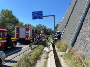 Un bărbat a fost la un pas de moarte, după ce a ieşit cu maşina de pe o şosea din Hunedoara şi s-a izbit direct în zid. Autoturismul a rămas "parcat"