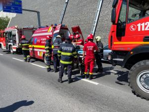 Un bărbat a fost la un pas de moarte, după ce a ieşit cu maşina de pe o şosea din Hunedoara şi s-a izbit direct în zid. Autoturismul a rămas "parcat"