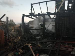 Locuinţă din Suceava, făcută scrum în urma unui incendiu dezastruos. Patru autospeciale au intervenit pentru a opri vâlvătaia