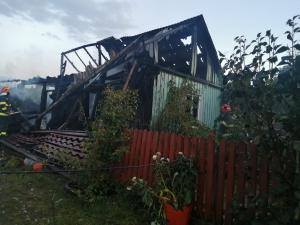 Locuinţă din Suceava, făcută scrum în urma unui incendiu dezastruos. Patru autospeciale au intervenit pentru a opri vâlvătaia