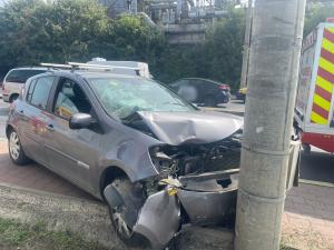 O şoferiţă a lovit patru pietoni, două femei şi doi copii, şi s-a oprit într-un stâlp de la marginea drumului din Suceava