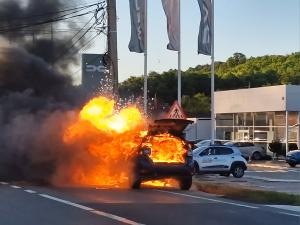 "M-ați ratat". Maşina unui tânăr din Braşov a explodat şi a ars ca o torţă după o tamponare uşoară în trafic: Radu se îndrepta spre Ucraina, cu ajutoare