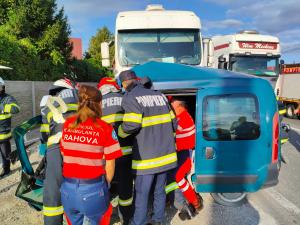 Bărbat mort, după ce a rămas prins între fiare într-un impact puternic dintre o maşină şi un camion, în Prahova. Un alt tânăr este inconştient