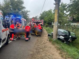 Bărbat mort, scos dintre fiare după ce s-a izbit de un stâlp de pe marginea drumului, în Suceava: o femeie, în stare gravă