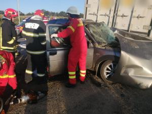 Bărbat blocat printre fiare, mort după ce a intrat din plin cu maşina sub un TIR parcat pe margine. Incă un rănit, într-un accident cumplit în Suceava