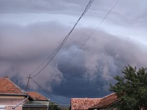 Fenomen rar surprins pe cerul României. Nori shelf-cloud prevestitori de furtună la Arad