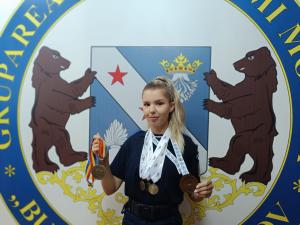 "Mică, frumoasă și foarte puternică". Alexandra, o jandarmeriță din Brașov, a venit de la Mondialele de powerlifting cu 4 medalii de bronz