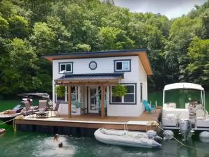 Și-au construit o casă plutitoare pe un lac din SUA și plătesc anual o singură factură. Cât i-a costat investiția