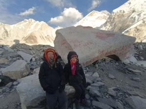 O fetiță de 4 ani a intrat în istorie. Zara, din Cehia, este cea mai tânără alpinistă care a ajuns în tabăra de bază pe Everest