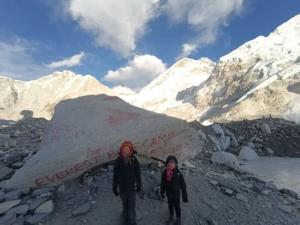 O fetiță de 4 ani a intrat în istorie. Zara, din Cehia, este cea mai tânără alpinistă care a ajuns în tabăra de bază pe Everest