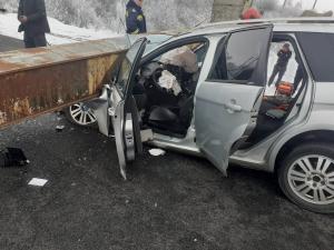 Un limitator de înălţime din Olt, lovit de un camion, a căzut peste o maşină. O femeie a murit, doi bărbaţi au fost duşi la spital