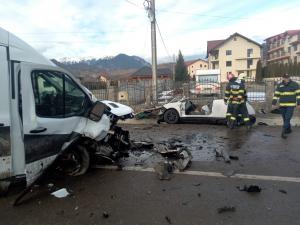 Impact fatal, în Brașov. Tânăr de 19 ani, mort într-un accident violent cu o dubă și o mașină. Vehiculul în care se afla, decapotat la propriu