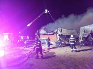 Un bărbat de 54 de ani din Timiş a ars de viu, după ce hala în care lucra a luat foc