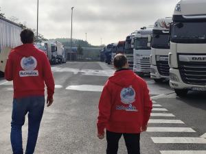 "Hristos a înviat!" Paște în parcare: Voluntari în Europa duc sărbătoarea în parcările Europei