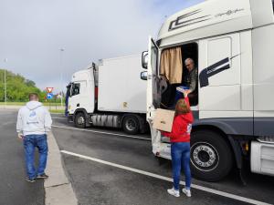 "Hristos a înviat!" Paște în parcare: Voluntari în Europa duc sărbătoarea în parcările Europei
