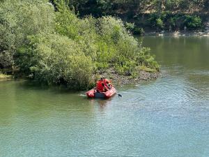 Două persoane, surprinse de apă pe o insulă în zona Barajului râului Argeș, au fost aduse în siguranţă la mal