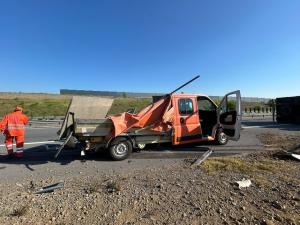Camioneta unor drumari, izbită în plin de un TIR, care apoi s-a răsturnat în afara şoselei. Accident grav pe autostrada A3, în Mureş