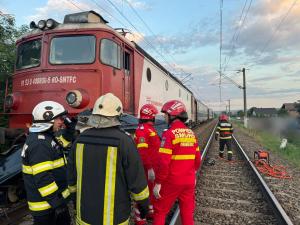 Un tânăr de 19 ani din Suceava a murit, după ce maşina în care se afla a fost lovită de un tren. Şoferul a rămas prins sub locomotivă