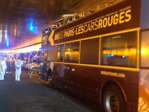INCIDENT LA PARIS! Cel puţin patru persoane au fost rănite după ce un AUTOBUZ a intrat sub un pod (VIDEO)