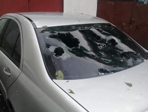 Mașini ciuruite de grindină, în Zalău. Gheața a spart parbrizele