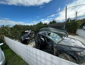 Volvo v50 rupt în două, jumătate din mașină a zburat 30 de metri pe șosea. Șoferul italian, un tânăr de 34 de ani, a murit pe loc