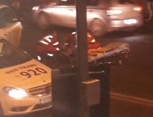 Femeie spulberată pe trecerea de pietoni de un taximetrist, care apoi a trecut peste ea. Victima a murit la spital