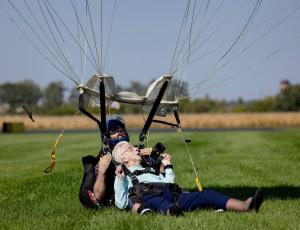 "Vârsta este doar un număr". O bătrânică de 104 ani din SUA a sărit cu parașuta de la 4.000 de metri. Vrea să stabilească un nou record