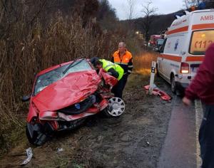 Accident groaznic la Sibiu. O femeie a murit, după ce s-a izbit cu maşina de un TIR. Traficul este blocat pe DN 1