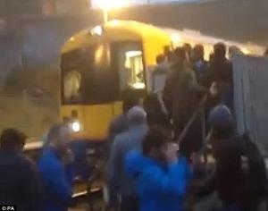 PANICĂ la Londra: Oamenii au SĂRIT dintr-un tren  după ce au auzit o bubuitură puternică. Era o bormaşină... (FOTO şi VIDEO)