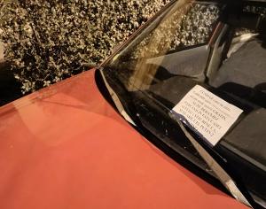 Ce a păţit un clujean care şi-a parcat maşina în faţa unei vile de 600.000 de euro. "Oferta specială" lăsată pe parbriz