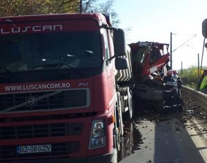 Cinci TIR-uri și camioane s-au ciocnit pe DN7, între Deva și Nădlac. Un om a murit, un altul e grav rănit. Imagini dramatice