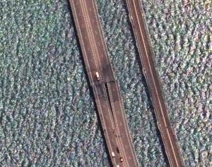 Primele imagini din satelit cu distrugerile suferite de podul lui Putin din Crimeea. Ruşii susţin că deja au redeschis traficul cu restricţii